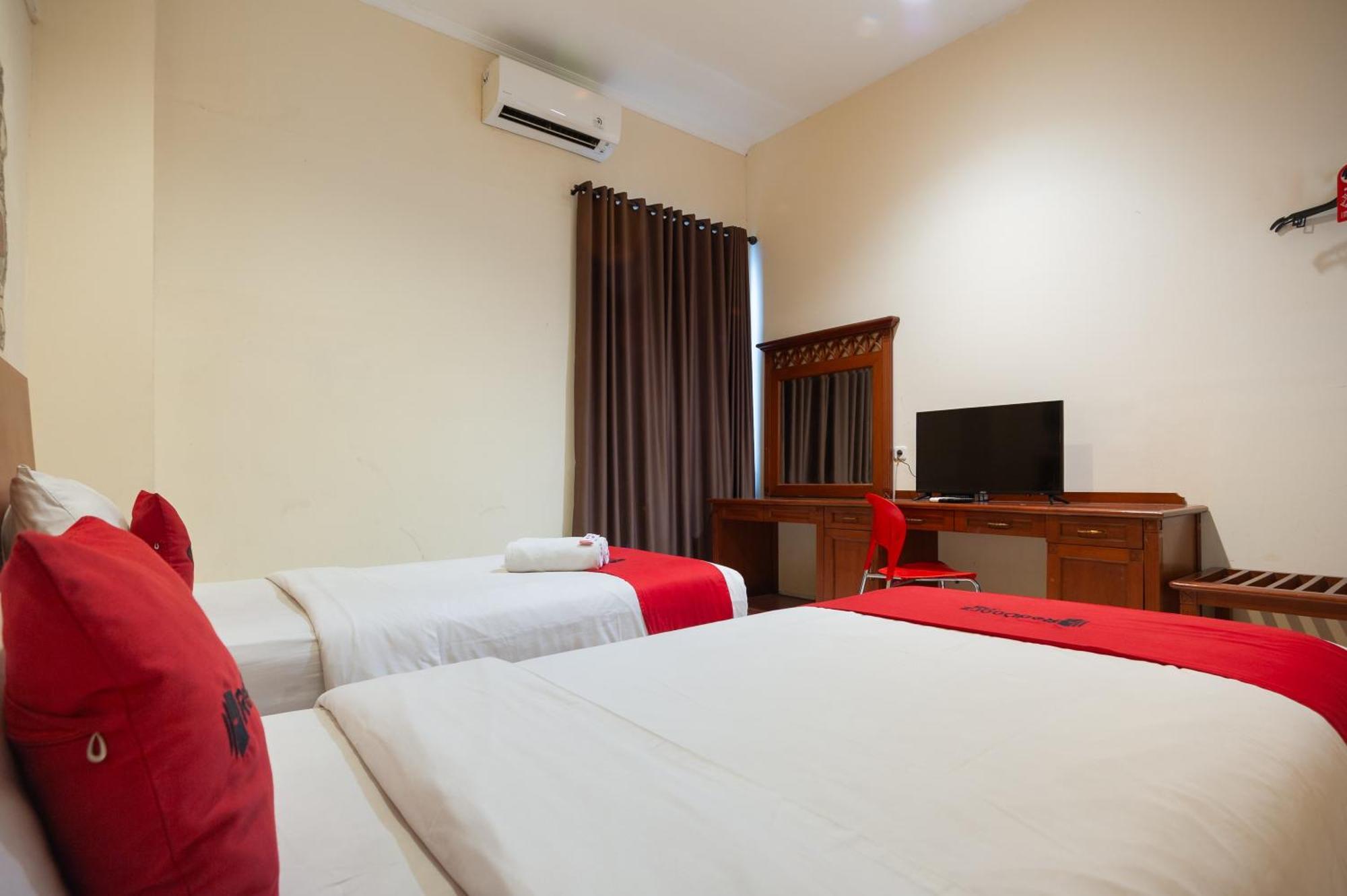 Reddoorz Plus Near Plaza Blok M Jakarta Exterior photo